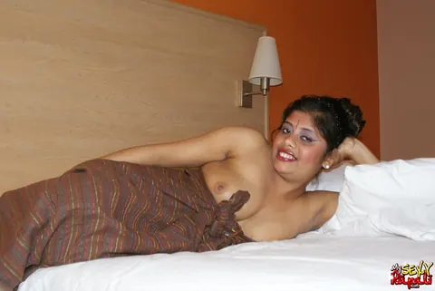 Indian BBW Poses Nude on a Hotel Bed – photo 5 of 15
