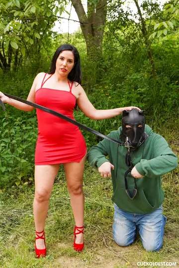 Linda del Sol – Brunette MILF Sucks and Strokes Outdoors Before Sex