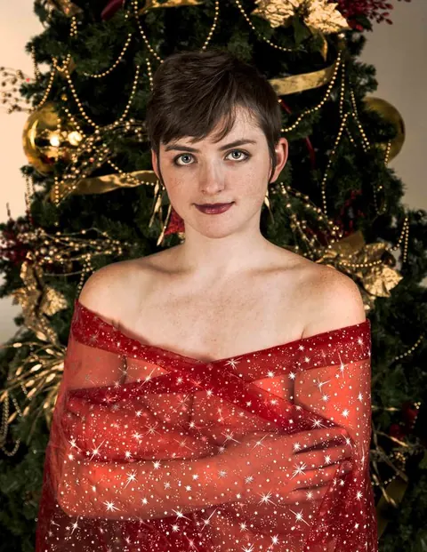 Short-Haired Women Pose Outdoors for Christmas – photo 2 of 20