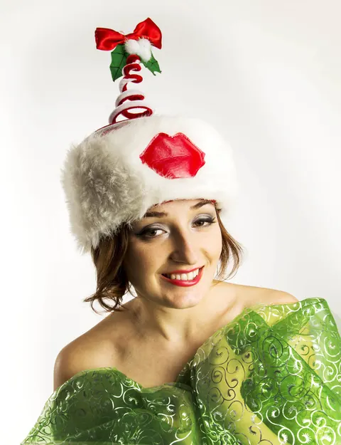 Short-Haired Women Pose Outdoors for Christmas – photo 12 of 20