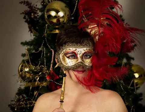 Short-Haired Women Pose Outdoors for Christmas – photo 9 of 20