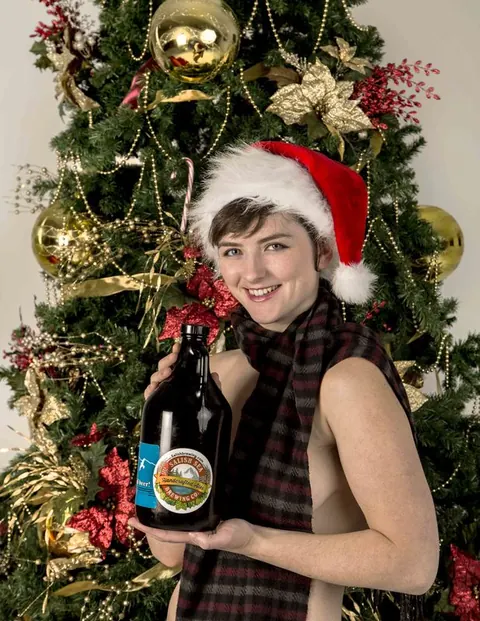 Short-Haired Women Pose Outdoors for Christmas – photo 6 of 20
