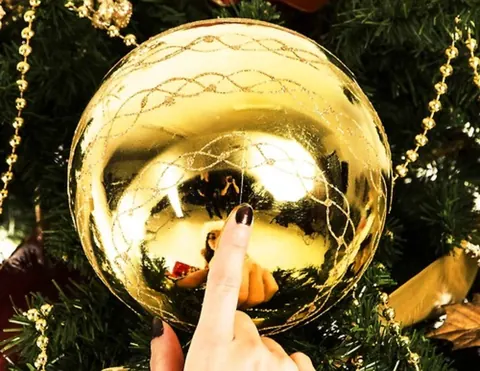 Short-Haired Women Pose Outdoors for Christmas – photo 14 of 20