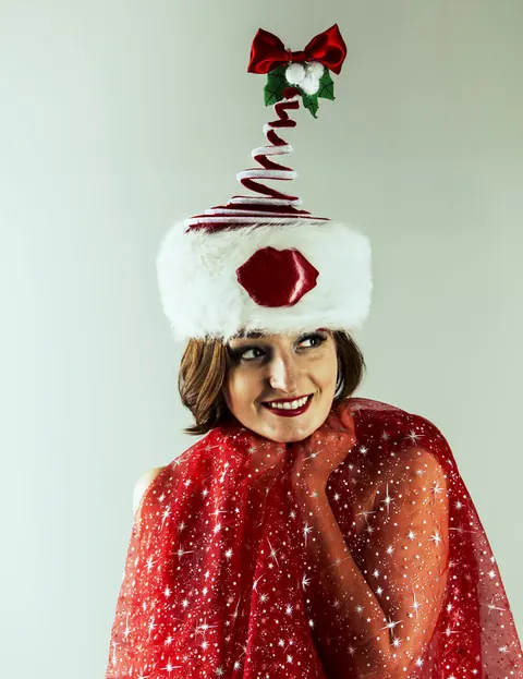 Short-Haired Women Pose Outdoors for Christmas – photo 11 of 20