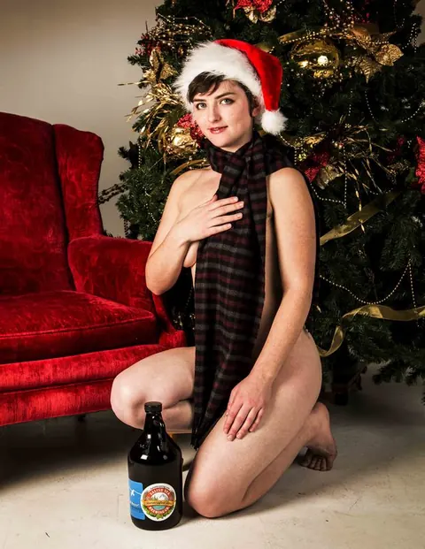 Short-Haired Women Pose Outdoors for Christmas – photo 3 of 20