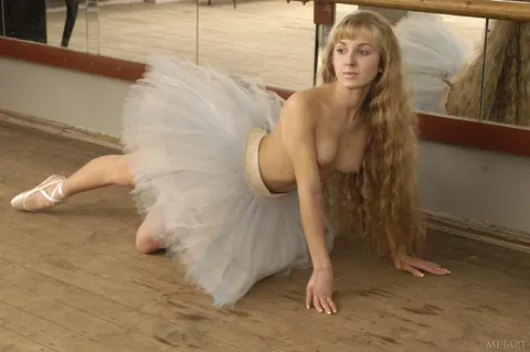 Alla B: Blonde Spreads Her Legs in a Sensual Nude Display – photo 8 of 21