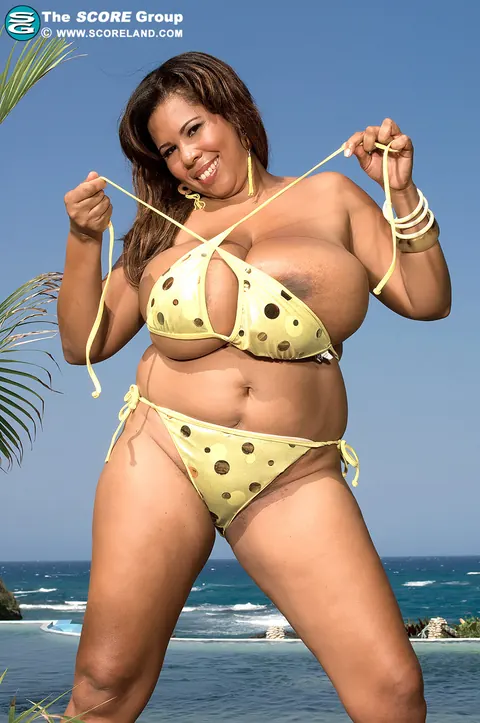Vanessa Del: Curvy Latina MILF Unties Bikini Top Outdoors – photo 12 of 16