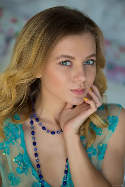 Woman Poses on a Day Bed in the Bedroom – photo 1 of 17