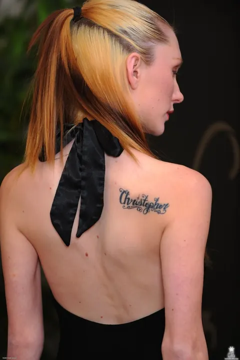 Amy Quinn: Petite Blonde Bares Her Tattooed Body and Spreads Outdoors – photo 1 of 21