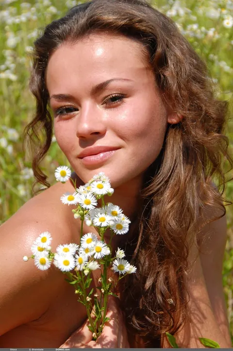 Tanned MILF Poses Nude in a Camomile Field – photo 17 of 17
