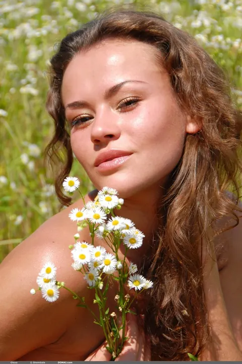 Tanned MILF Poses Nude in a Camomile Field – photo 16 of 17