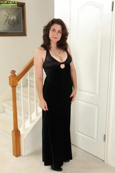 Gianna Jones: Mature Brunette with Big Tits Undresses and Spreads – photo 1 of 15