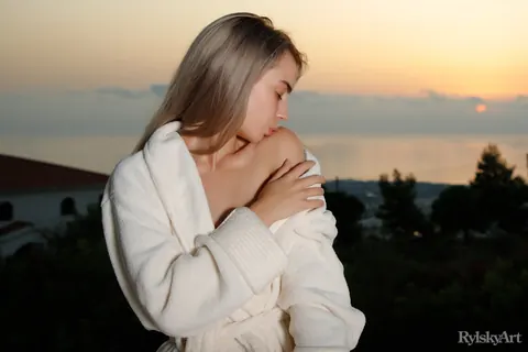 Sofy Bee: PAWG MILF Opens Her Robe and Spreads Her Pussy – photo 5 of 16