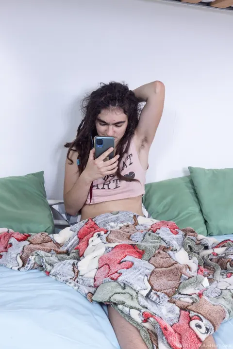 Miri Di: Busty Brunette Dildos Her Hairy Pussy on the Bed – photo 3 of 21