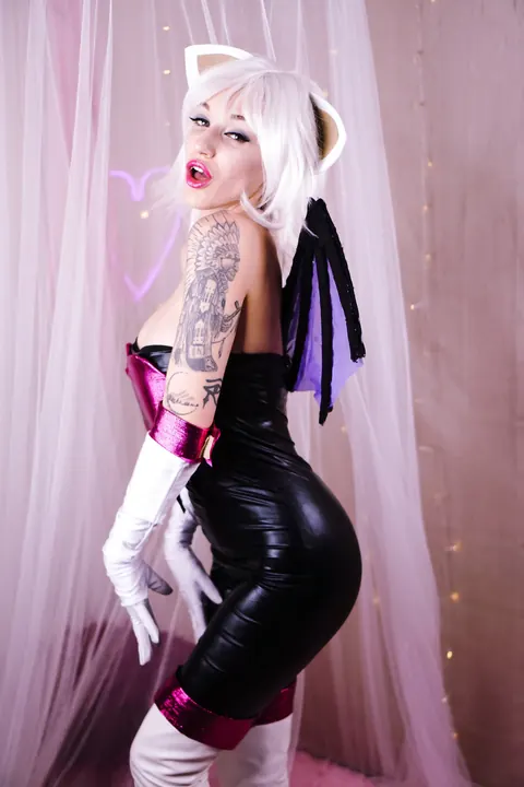 Kitty Quinn: Blonde Latina Flashes Her Natural Tits in a Latex Costume – photo 4 of 15
