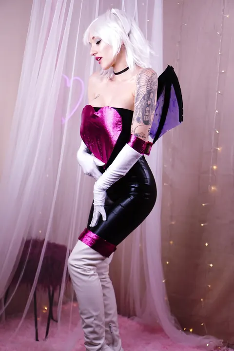 Kitty Quinn: Blonde Latina Flashes Her Natural Tits in a Latex Costume – photo 2 of 15