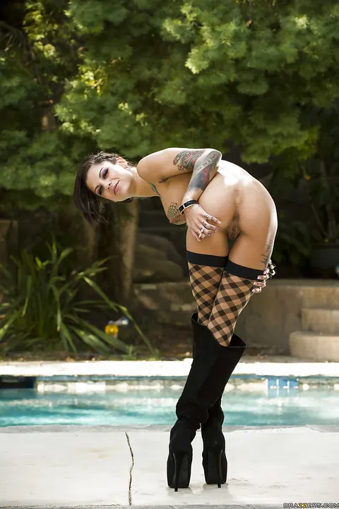 Bonnie Rotten: Tattooed Brunette with Big Tits Strips Out of Her Skirt Outdoors – photo 13 of 16