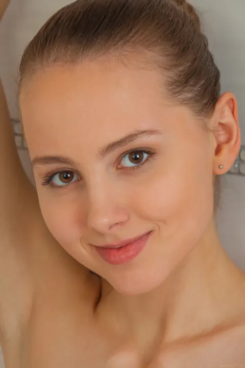 Petite Slim Babe Poses Nude in the Bathroom – photo 6 of 21