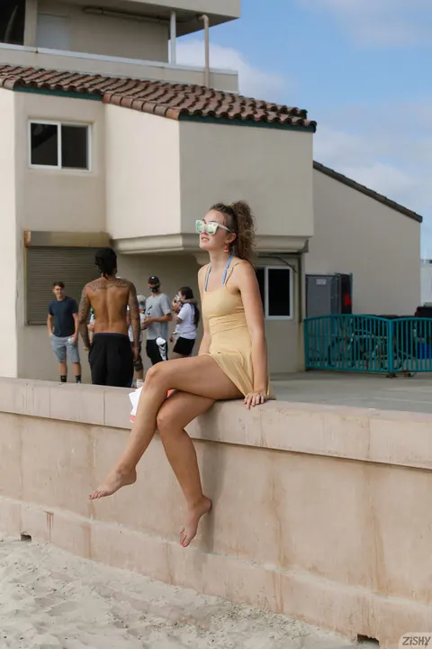 Tall Woman in a Bikini Flashes Her Hairy Pussy on the Beach – photo 1 of 12