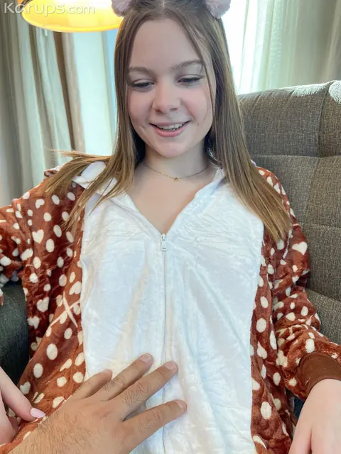 Adrianna Jade: Brunette Gets Groped and Gives a Blowjob – photo 10 of 20