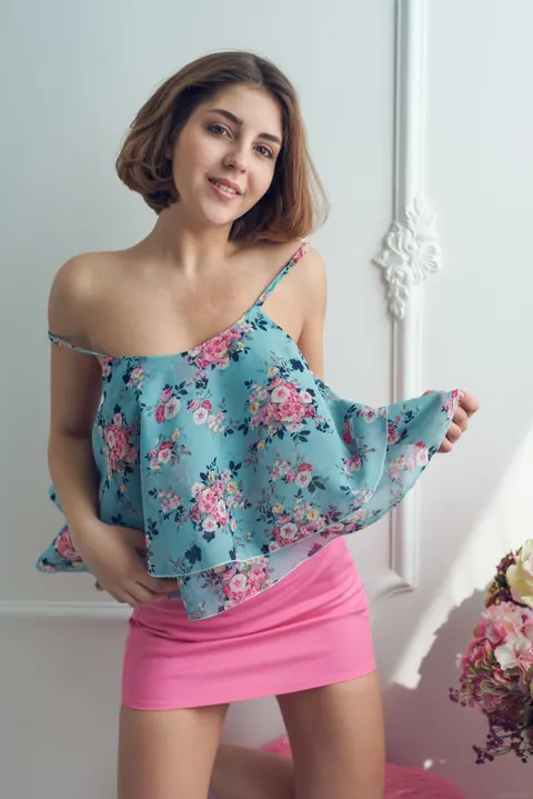 Judy Black: Short-Haired Brunette Strips and Spreads Her Pussy – photo 1 of 18