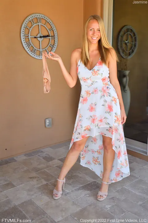 Jasmine Daze: Tall Blonde MILF Bares Her Big Natural Tits and Works Her Fingers Deep – photo 4 of 20