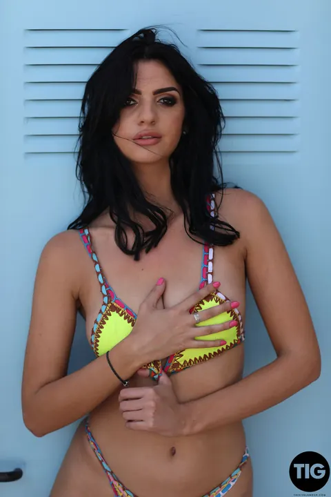 Sarah Long: British Brunette Strips Out of Her Bikini and Poses in Heels – photo 8 of 21