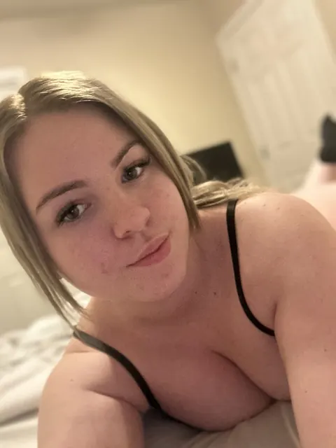 BBW with Big Tits Poses in Lingerie for Mirror Selfies – photo 2 of 20