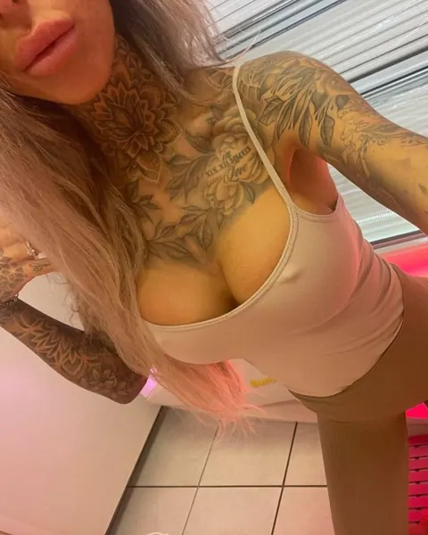 Tattooed Blonde Undresses and Poses Fully Nude – photo 7 of 10