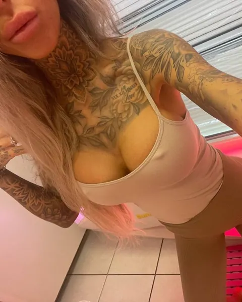 Tattooed Blonde Undresses and Poses Fully Nude – photo 5 of 10