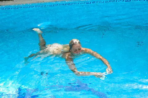 Busty Blonde Masturbates and Spreads Her Shaved Pussy in the Pool – photo 5 of 16
