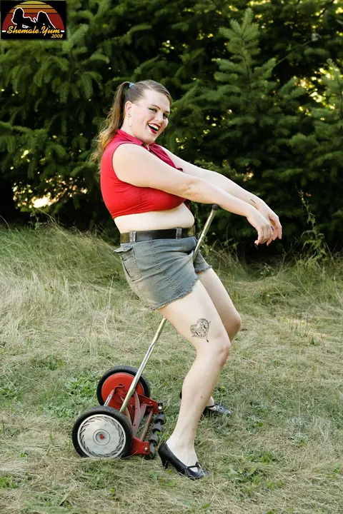 Trans Woman Strips Nude and Poses Outdoors Against the Sky – photo 5 of 16