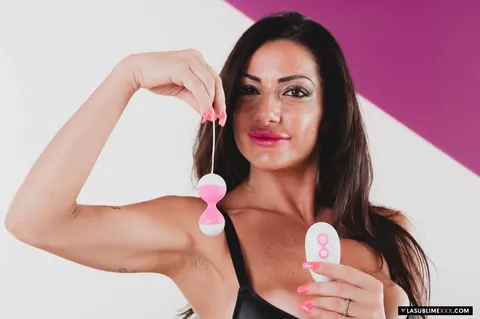 Priscilla Salerno: Italian MILF Uses a Vibrating Toy in Her Shaved Pussy – photo 6 of 10