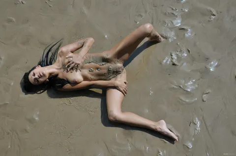 Woman with Small Tits Spreads and Oils Her Body on the Beach – photo 16 of 21