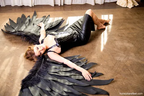 Honey Barefeet: Brunette in Cosplay Costume and Heels Poses with Black Wings – photo 10 of 15