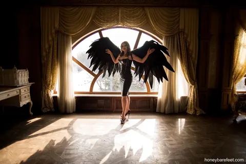 Honey Barefeet: Brunette in Cosplay Costume and Heels Poses with Black Wings – photo 14 of 15