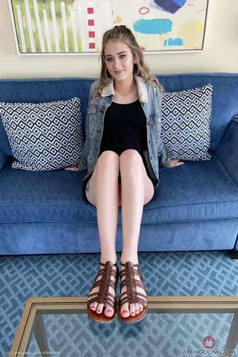 Meloni Moon: Slim Amateur Spreads Her Legs and Shows Her Feet – photo 5 of 21