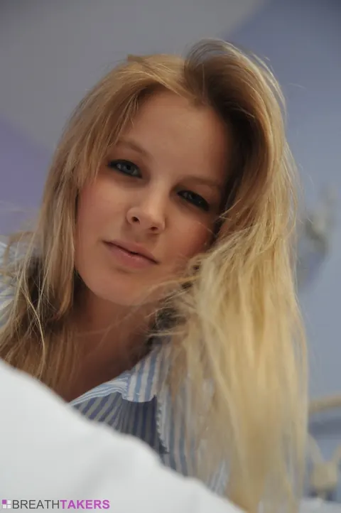 Malisa Moir: Blonde PAWG Spreads Wide on the Bed – photo 2 of 12