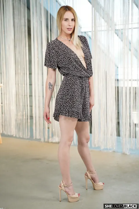 Amy Douxxx: Blonde Shows Off Her Ass in High Heels Outdoors – photo 4 of 20
