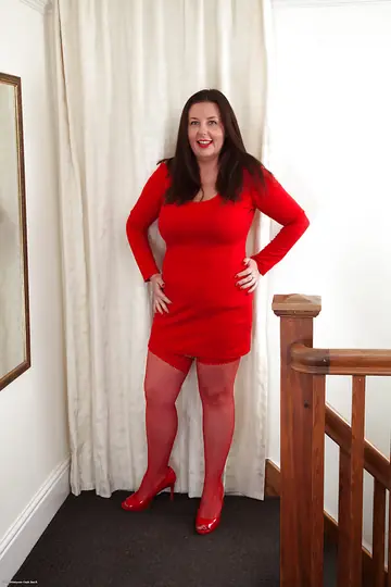 Chubby Brunette MILF Spreads Her Hairy Pussy in Stockings