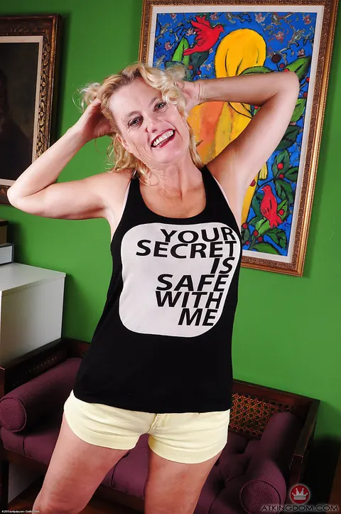 Lady Dalbin: Thick Blonde MILF in Shorts Spreads and Sucks Her Toes – photo 1 of 16