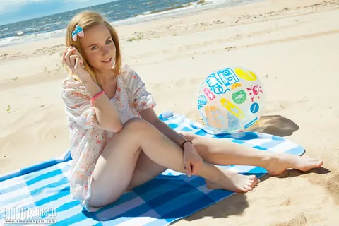 Belonika: Blonde PAWG Bares All on the Beach Blanket and Spreads Wide – photo 1 of 20