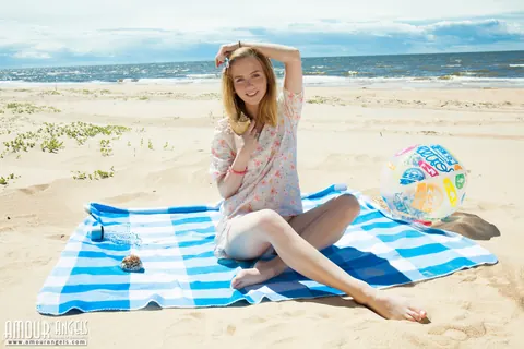 Belonika: Blonde PAWG Bares All on the Beach Blanket and Spreads Wide – photo 2 of 20