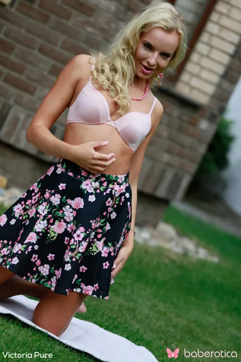 Victoria Pure: Tall Blonde Undresses Outdoors and Toys Herself – photo 5 of 21