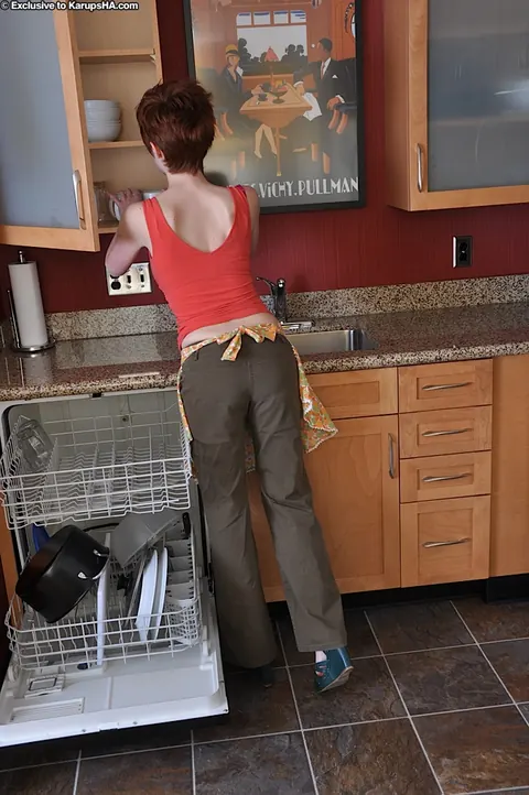 Ryanne: Short-Haired Redhead Strips and Spreads Her Hairy Ass – photo 4 of 16