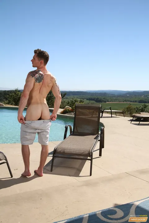 Two Men Kiss and Fuck by the Pool – photo 9 of 21