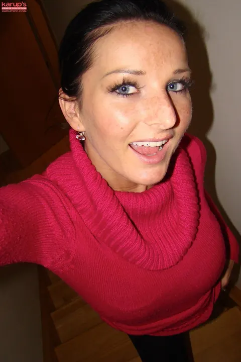 Vanessa Jordin: Thick Babe in Lingerie Shows Her Big Tits in Selfie – photo 4 of 20