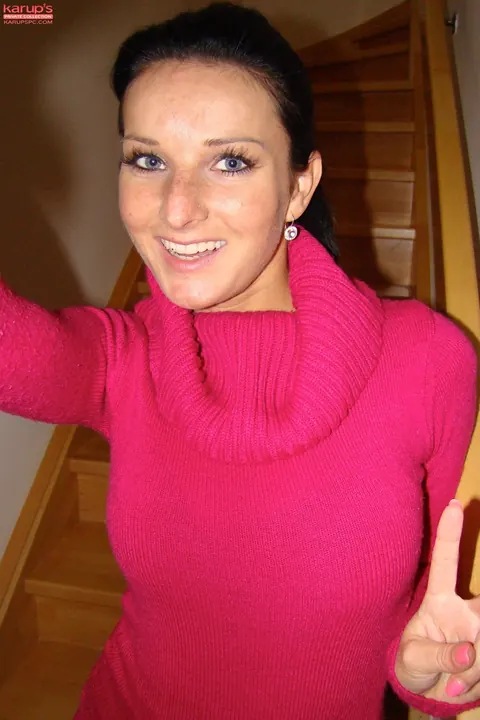 Vanessa Jordin: Thick Babe in Lingerie Shows Her Big Tits in Selfie – photo 3 of 20