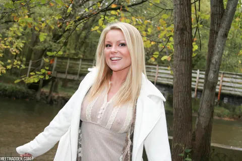 Meet Madden: Slim Blonde MILF Pulls Jeans Over Panties Outdoors – photo 3 of 15
