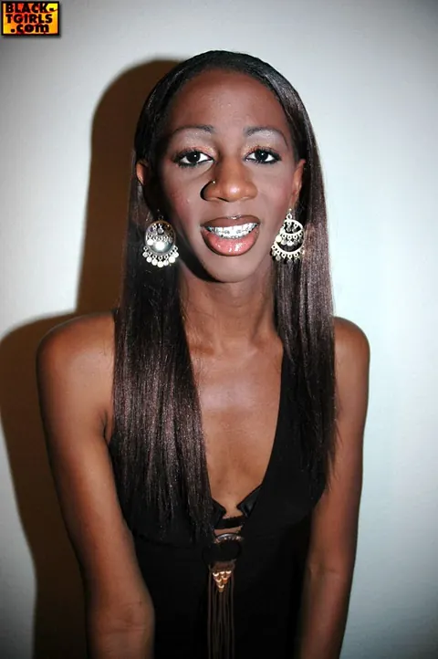Ebony Trans Woman Undresses, Masturbates and Spreads Her Cheeks – photo 1 of 16